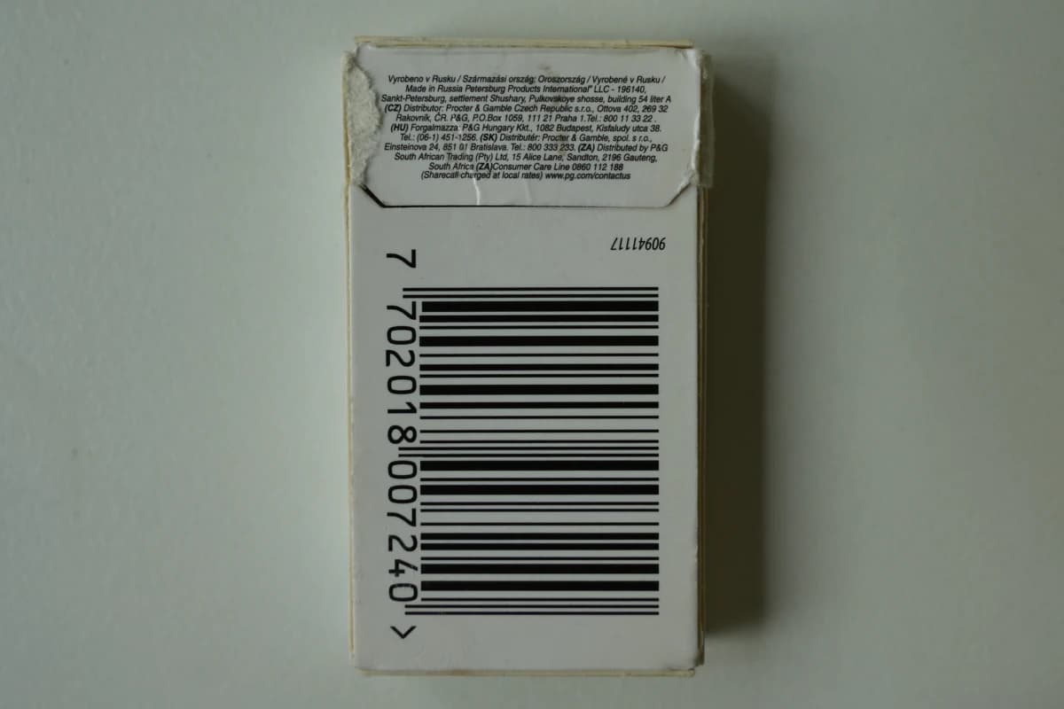Reverse panel of the Astra Superior Platinum green box showing the four-language 'Made in Russia' origin line, Petersburg Products International LLC manufacturer address, and EAN barcode