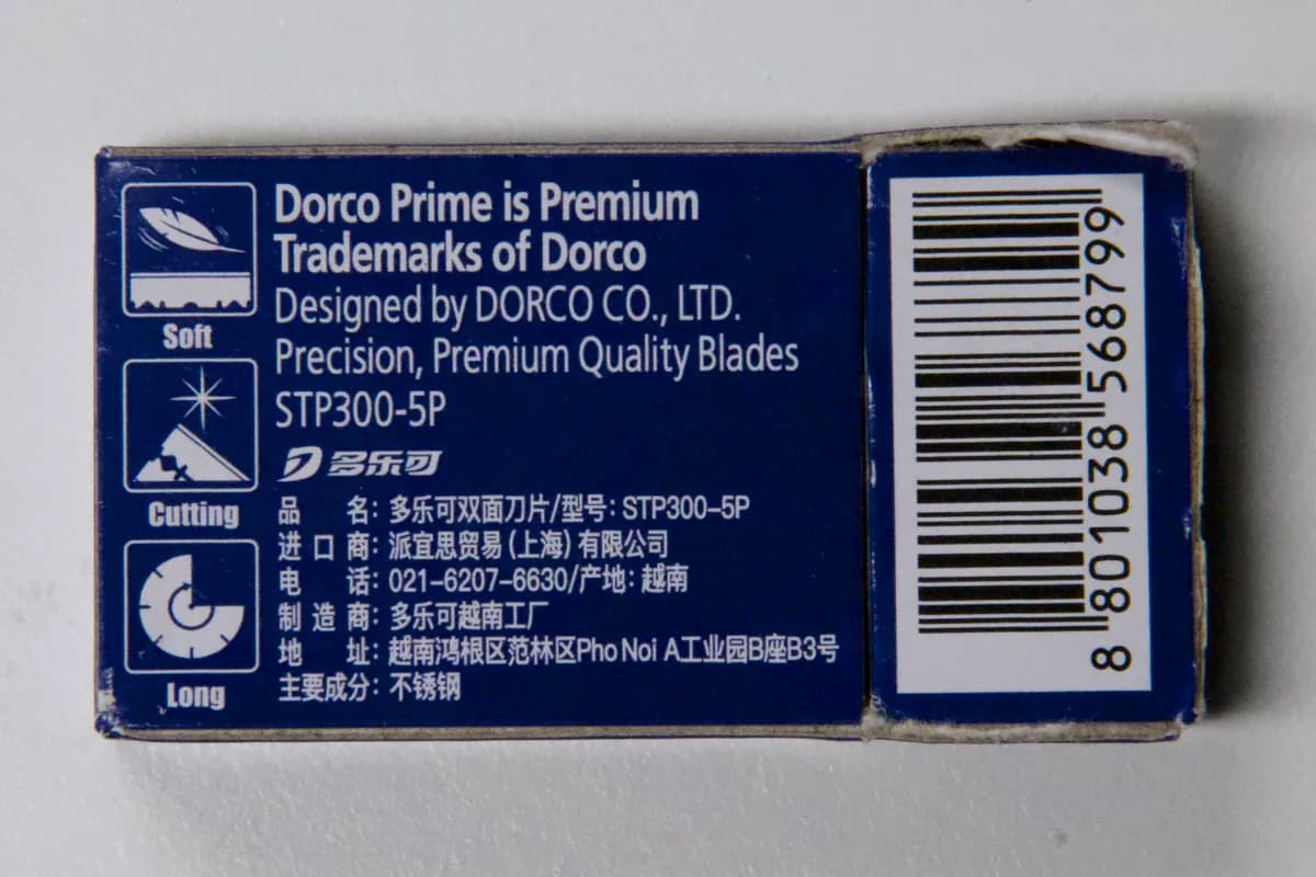 Reverse panel of the Dorco Prime Platinum box showing the Chinese origin line for Vietnam, the Dorco Vietnam factory address, model STP300-5P and the EAN barcode 8801038568799