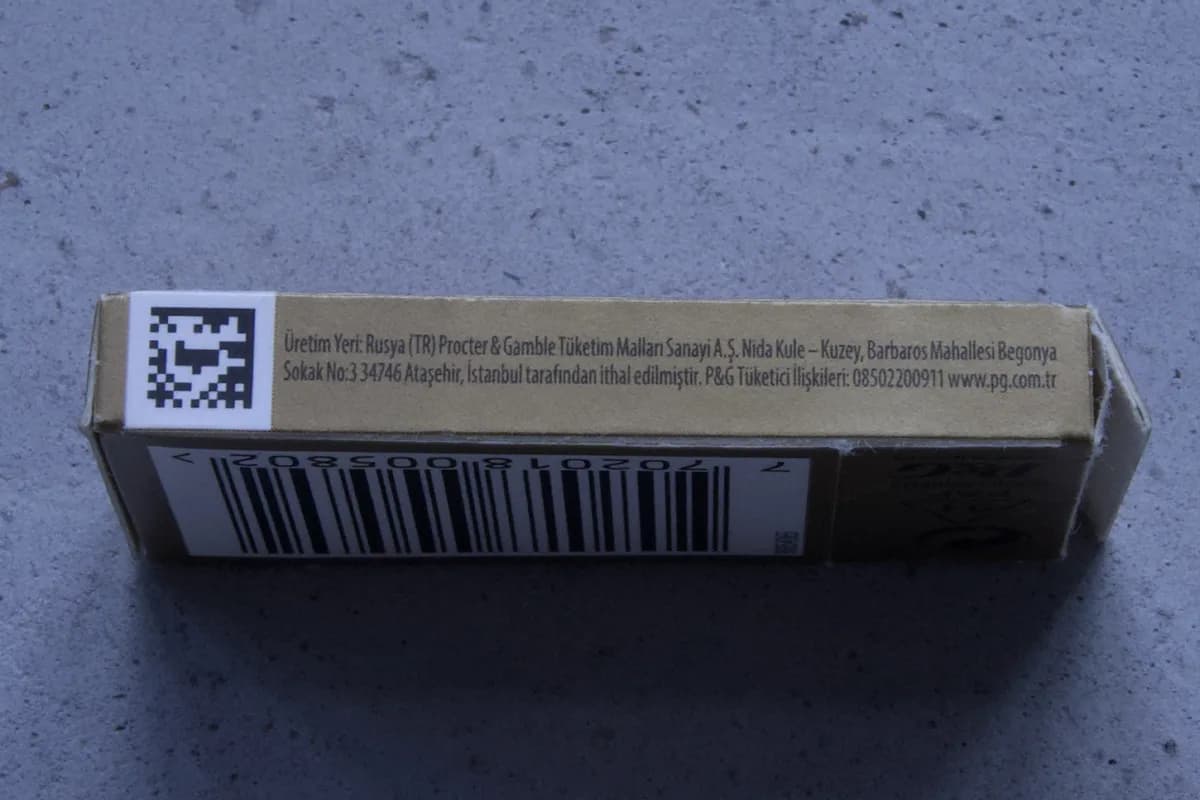Bottom panel of the Gillette Perma-Sharp box showing the Turkish origin line Üretim Yeri: Rusya and the P&G Turkey importer address, with a barcode and datamatrix code