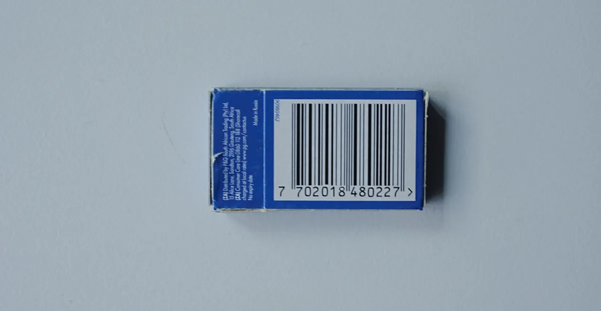 Reverse panel of the Gillette Silver Blue box showing the 'Made in Russia' origin line, the P&G South African Trading distributor address, and EAN barcode 7702018480227