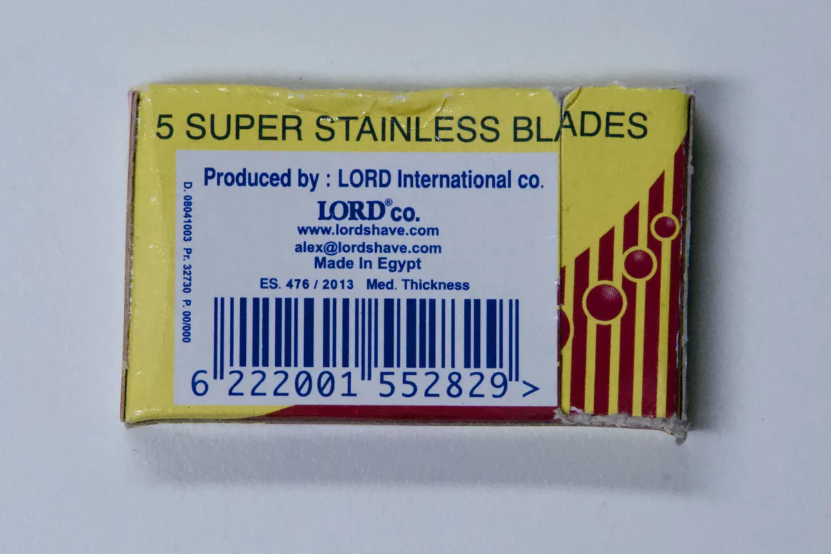 Back panel of the Shark Super Stainless pack showing 5 SUPER STAINLESS BLADES, Produced by LORD International co., Made In Egypt, ES. 476 / 2013, Med. Thickness and the barcode