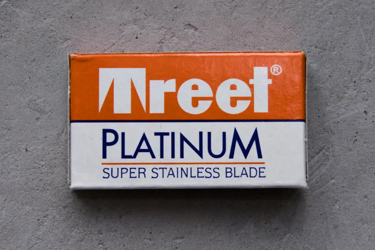 Front of the Treet Platinum pack reading Treet, PLATINUM and SUPER STAINLESS BLADE